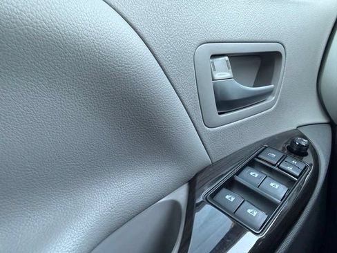 Used 2018 Toyota Sienna XLE Premium AWD/4WD image 25