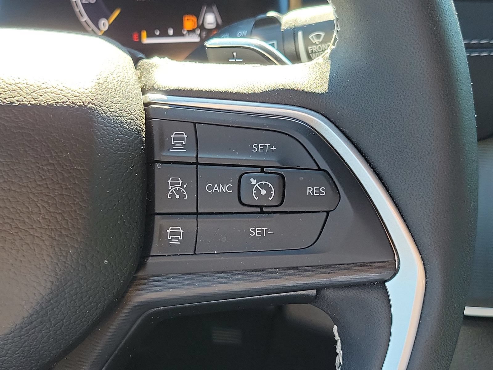 Used 2025 Jeep Grand Cherokee Laredo X w/ Luxury Tech Group I RWD image 15