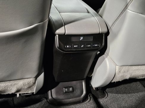 Used 2021 Toyota Highlander XLE image 37