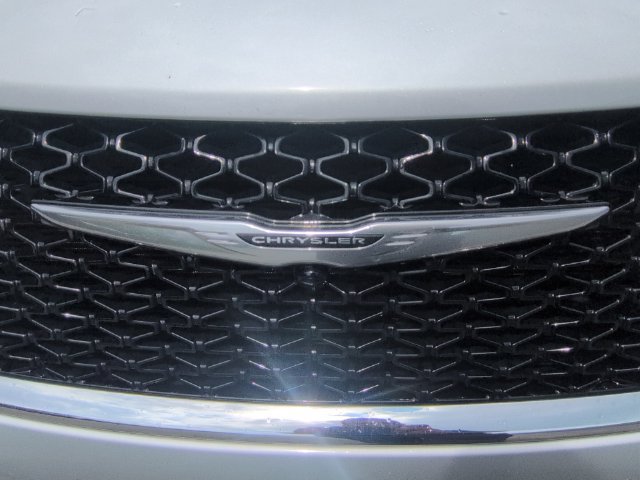 Used 2024 Chrysler Pacifica Touring-L FWD image 33