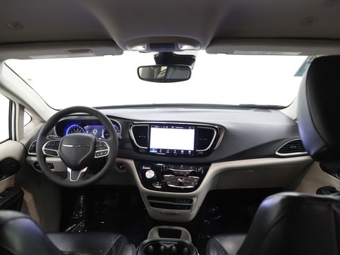 Used 2022 Chrysler Pacifica Touring-L image 14