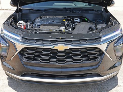 Used 2025 Chevrolet Trax LT w/ LT Convenience Package FWD image 7