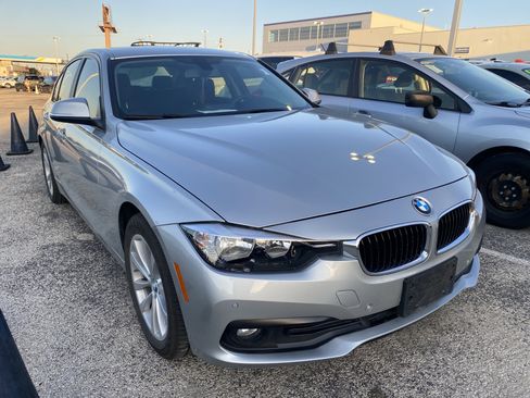 Used 2017 BMW 320i Sedan RWD image 2