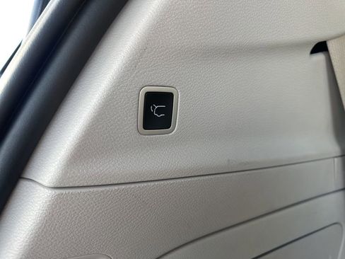 Used 2023 Chrysler Pacifica Touring-L image 18