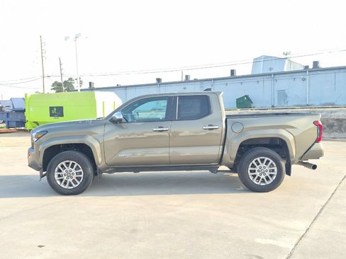 Used 2024 Toyota Tacoma Limited AWD/4WD image 3