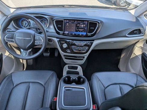 Used 2024 Chrysler Pacifica Touring-L FWD image 17