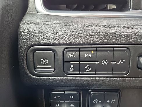 Used 2021 GMC Yukon XL Denali w/ Denali Premium Package image 20