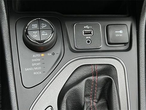 Used 2019 Jeep Cherokee Trailhawk w/ Cold Weather Group image 27