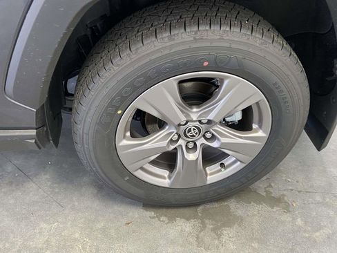 Used 2025 Toyota RAV4 XLE image 9