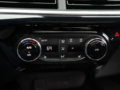 Used 2025 Chevrolet Trax RS w/ Sunroof Package FWD image 15