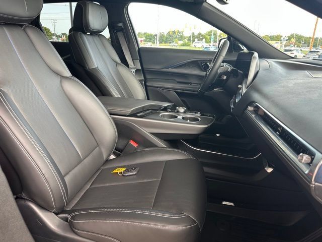 Used 2024 Cadillac Lyriq Luxury AWD/4WD image 14