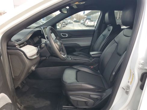 Used 2023 Jeep Compass Latitude image 13