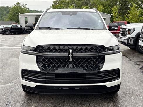 Used 2025 Lincoln Navigator L Reserve w/ Jet Appearance Package AWD/4WD image 3