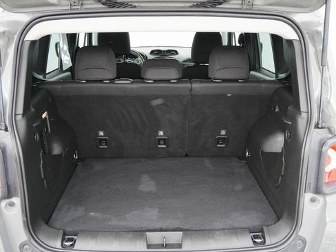 Used 2022 Jeep Renegade Latitude AWD/4WD image 9