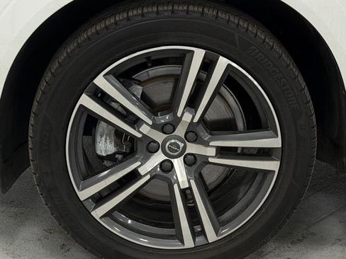 Used 2021 Volvo XC60 T6 Momentum image 9