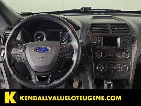 Used 2017 Ford Explorer XLT image 9