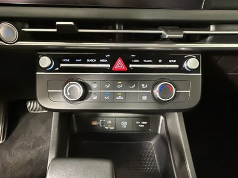 Used 2025 Hyundai Santa Cruz SE FWD image 23