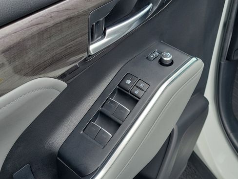 Used 2023 Toyota Highlander Limited image 21