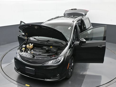 Used 2018 Chrysler Pacifica Touring-L Plus w/ Advanced Safetytec Group FWD image 47