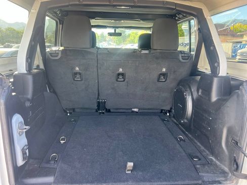 Used 2020 Jeep Wrangler Unlimited Sahara w/ Uconnect 4C Nav & Sound Group AWD/4WD image 8