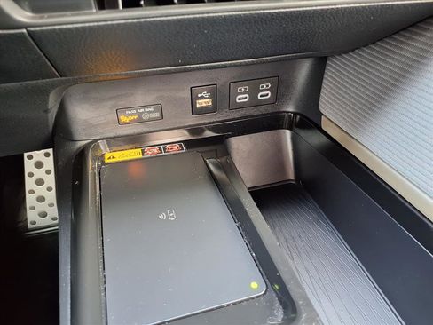 Used 2025 Toyota Camry SE image 8