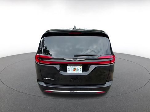 Used 2024 Chrysler Pacifica Touring-L FWD image 12