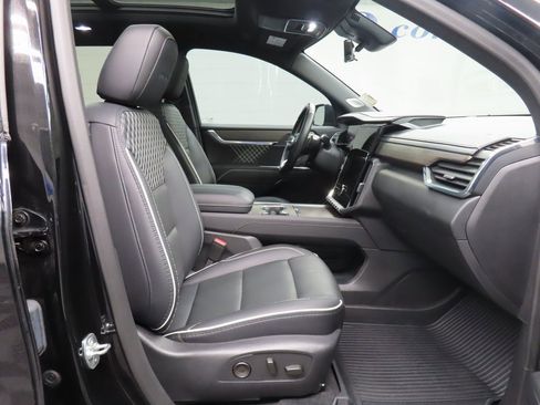 Used 2025 GMC Acadia Denali w/ Super Cruise Package image 28