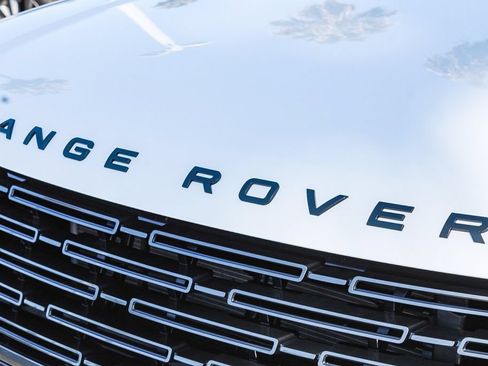 Used 2025 Land Rover Range Rover SE AWD/4WD image 9
