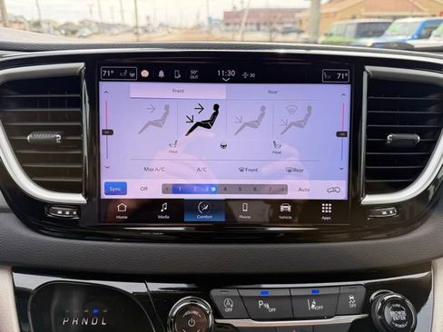 Certified 2024 Chrysler Pacifica Touring-L image 26