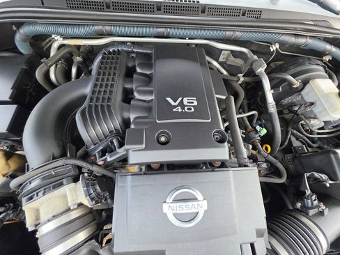 Used 2010 Nissan Frontier SE w/ SE Value Truck Pkg AWD/4WD image 35
