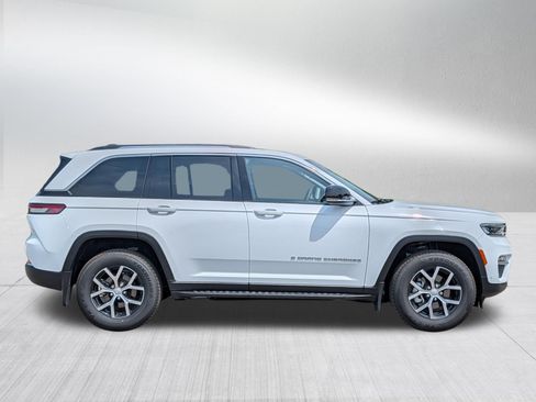 Used 2023 Jeep Grand Cherokee Limited w/ Luxury Tech Group II AWD/4WD image 8