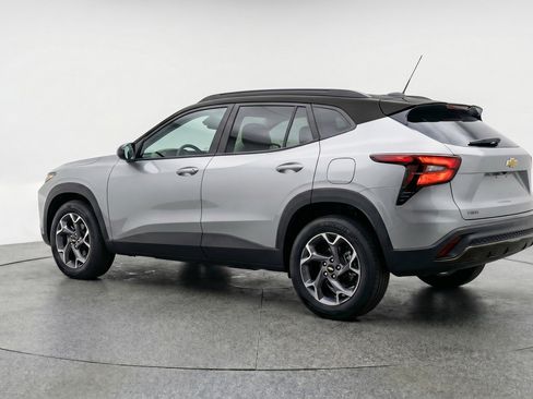 Used 2025 Chevrolet Trax LT FWD image 6