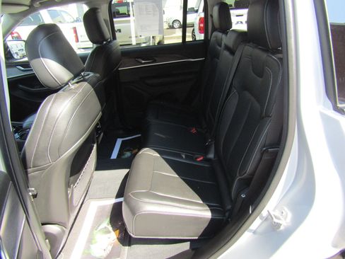 Used 2023 Jeep Grand Cherokee Limited AWD/4WD image 14