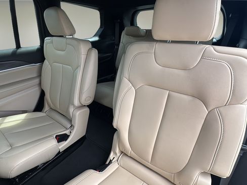 Used 2024 Jeep Grand Cherokee L Limited RWD image 13