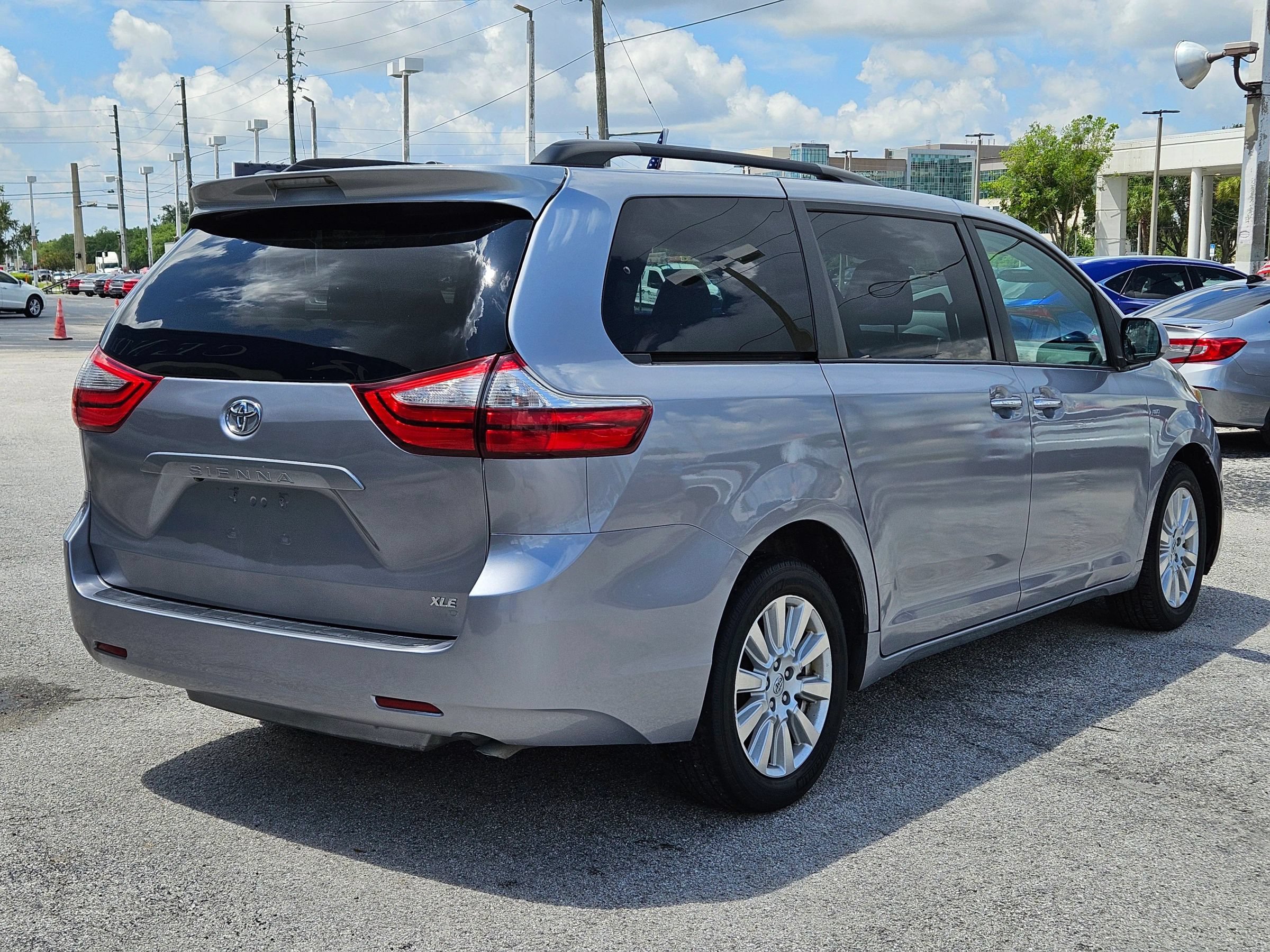 Used 2017 Toyota Sienna XLE AWD/4WD image 7