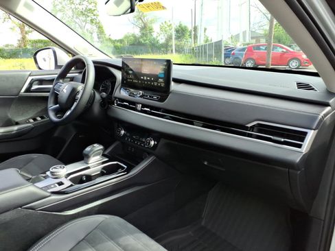 Used 2025 Mitsubishi Outlander SE AWD/4WD image 12