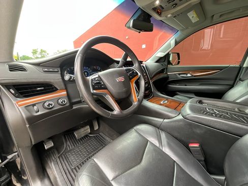 Used 2017 Cadillac Escalade Luxury AWD/4WD image 9