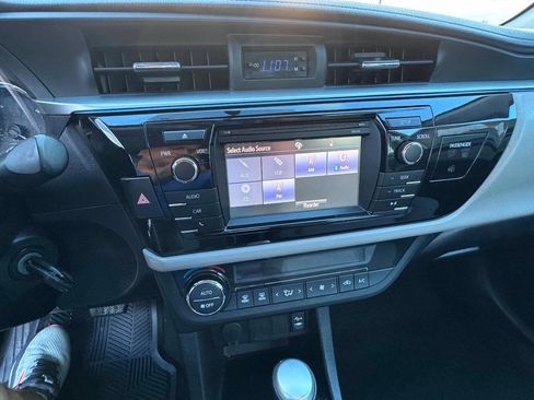 Used 2015 Toyota Corolla LE FWD image 19