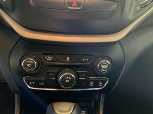 Used 2017 Jeep Cherokee Latitude FWD image 18