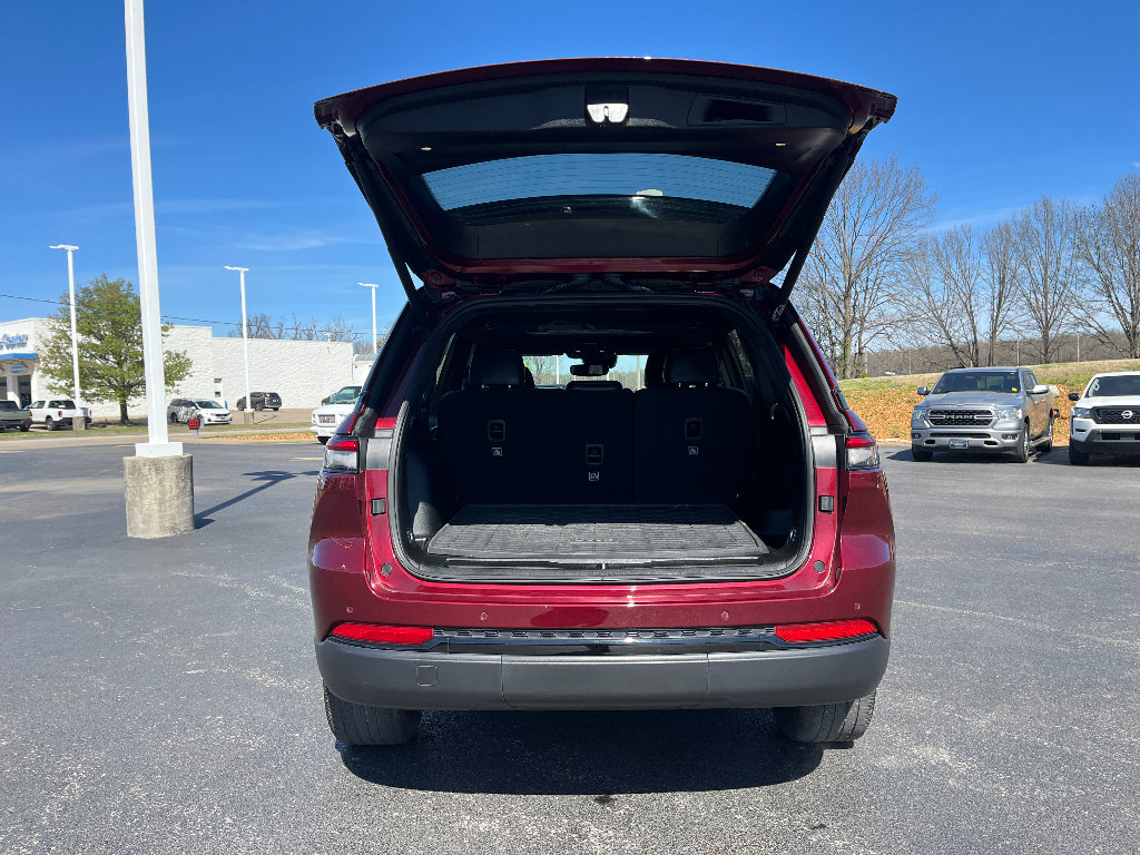 Used 2023 Jeep Grand Cherokee Altitude AWD/4WD image 11