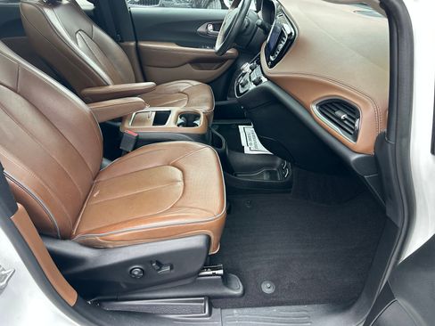 Used 2017 Chrysler Pacifica Limited w/ Advanced Safetytec Group FWD image 18