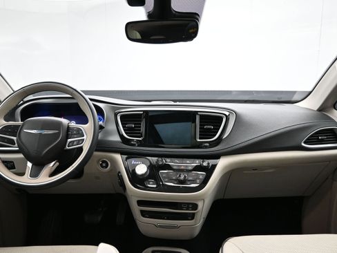 Used 2018 Chrysler Pacifica Limited w/ Advanced Safetytec Group FWD image 20