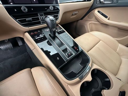 Certified 2023 Porsche Macan AWD/4WD image 28