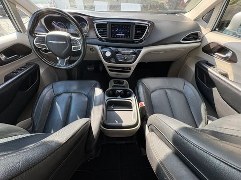 Used 2019 Chrysler Pacifica Touring-L FWD image 22