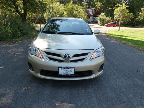 Used 2012 Toyota Corolla LE image 2
