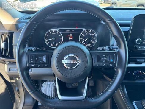 Used 2025 Nissan Pathfinder SV image 21