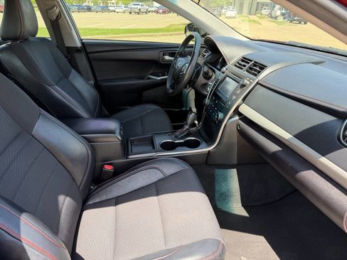 Used 2017 Toyota Camry SE w/ Moonroof Package FWD image 16