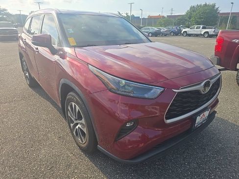 Used 2022 Toyota Highlander XLE AWD/4WD image 3