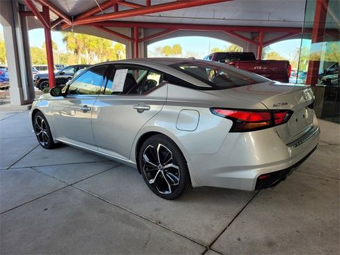 Used 2023 Nissan Altima 2.5 SR w/ SR Premium Package image 9