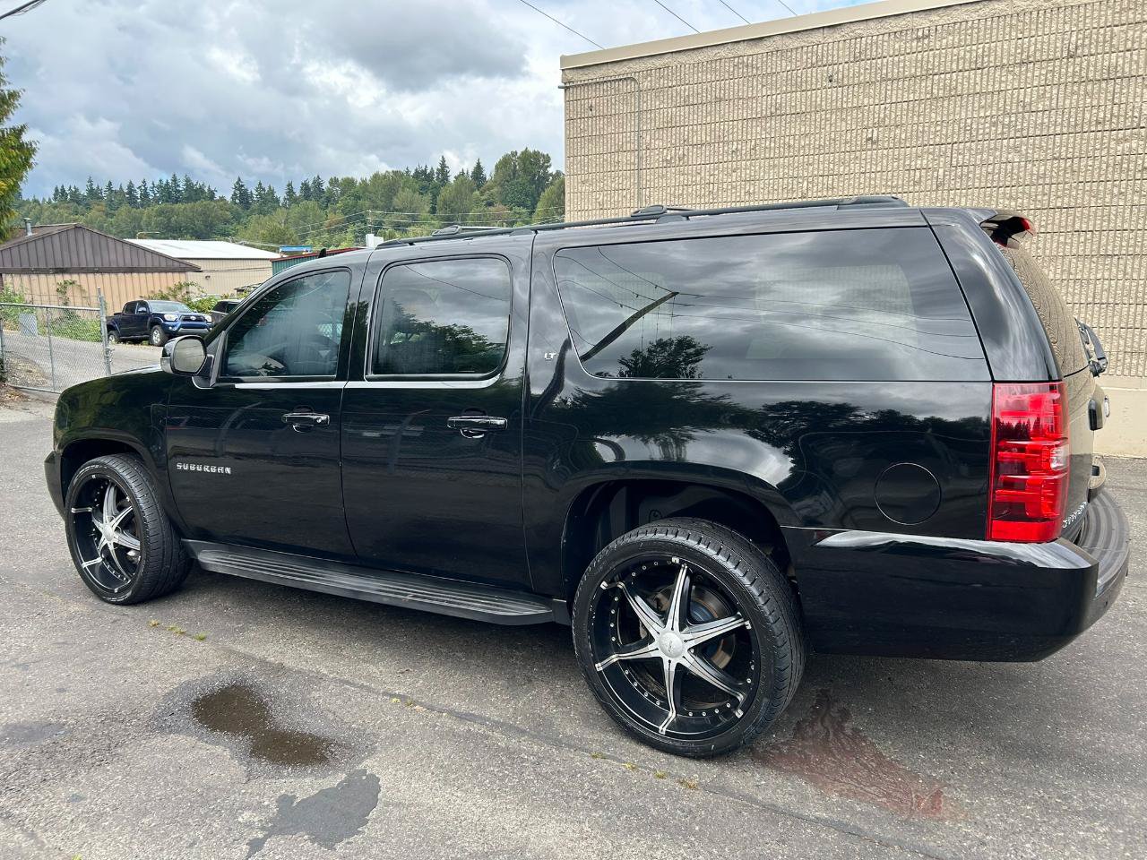 Used 2012 Chevrolet Suburban LT w/ Luxury Package AWD/4WD image 7